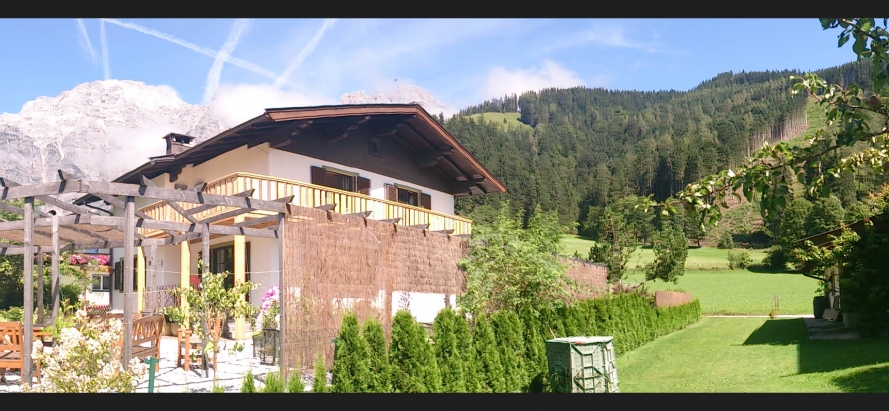 Haus aspen in Leogang Oostenrijk : Het boven appartement is uitgebreid met een ruim balkon.